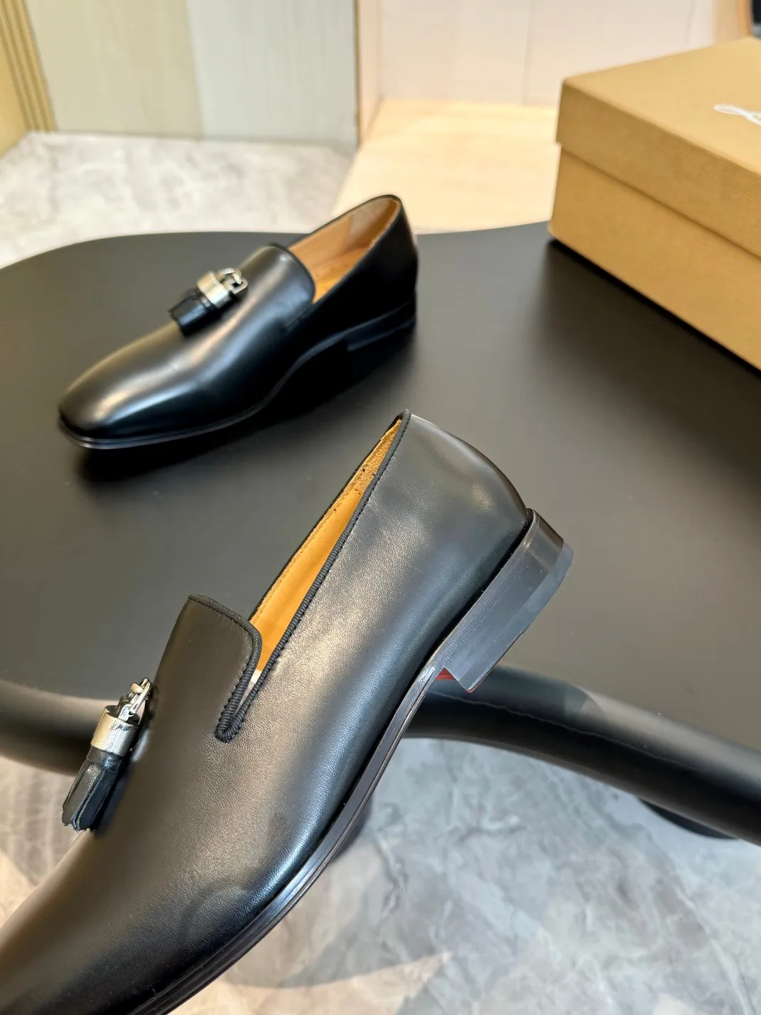 💰960 Christia*.Loubouti* high-end men's business formal leather shoes, original genuine cowhide red sole, imported Italian cowhide outsole, first-layer cowhide, water-dyed cowhide lining, high-end luxury. Size: 39-44 (customized at 38.45.46)✅